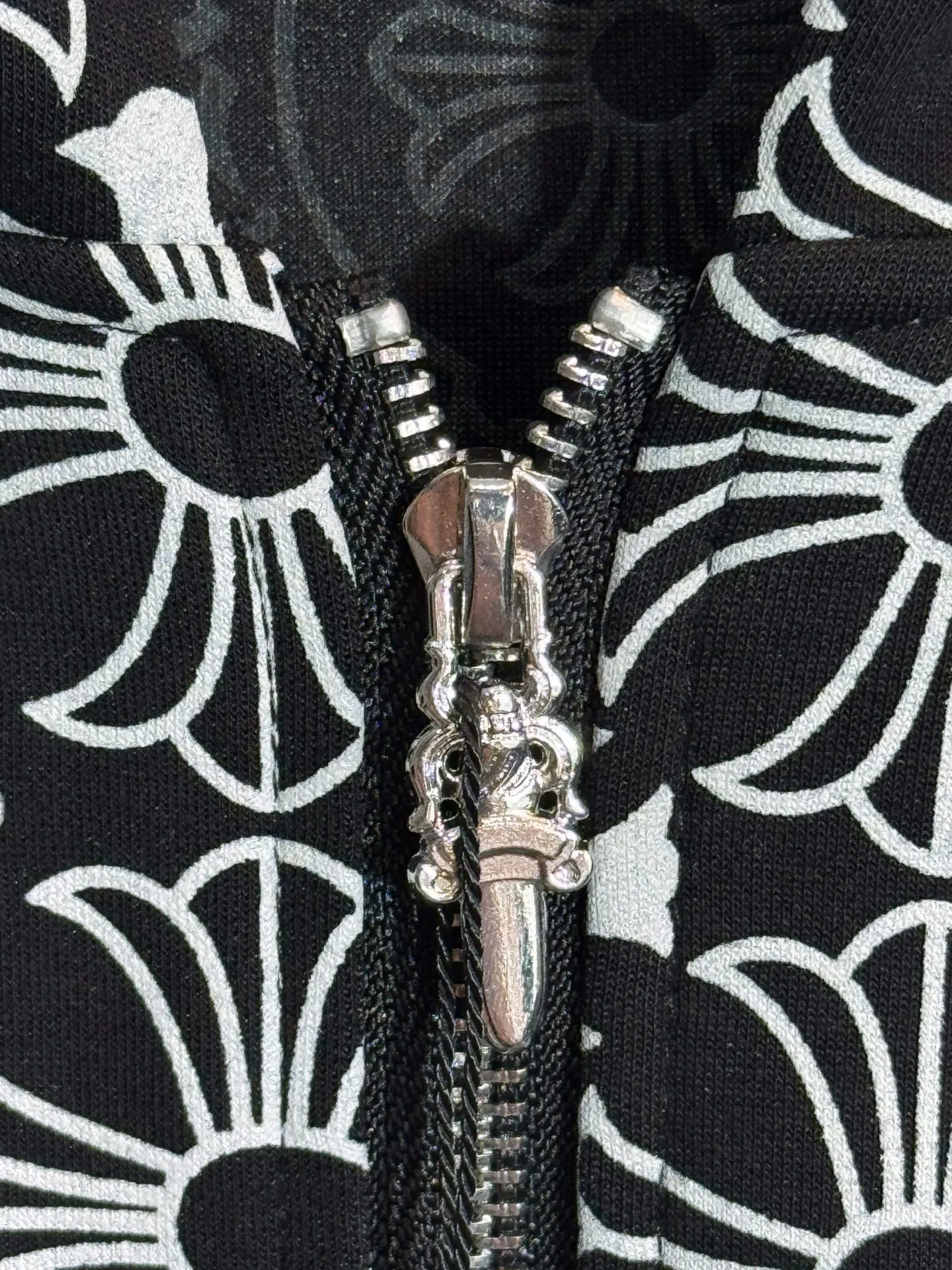 P320 model number: HE362 Chromehearts - Chromehearts all-over printed cross-flower hooded jacket. The fabric is made of high-gram heavyweight terry cotton fabric. The upper body is warm and comfortable, and the hand feels delicate. The surface of the clothes is made of all-over offset printing technology, which highlights the characteristics of the overall clothing. The Sanskrit letters on the arms and the horseshoe print on the back are very conspicuous, which enhances the overall sense of high-end. The custom-made Chromehearts pattern hardware zipper is made by a large factory. You can buy it with confidence.  Color: Picture color Size: S M L XL